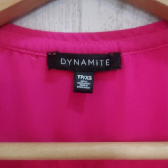 💚5/$25 Dynamite Bright Fushcia Pink Zip Up Short Sleeve Blouse Size XS - Picture 4 of 4